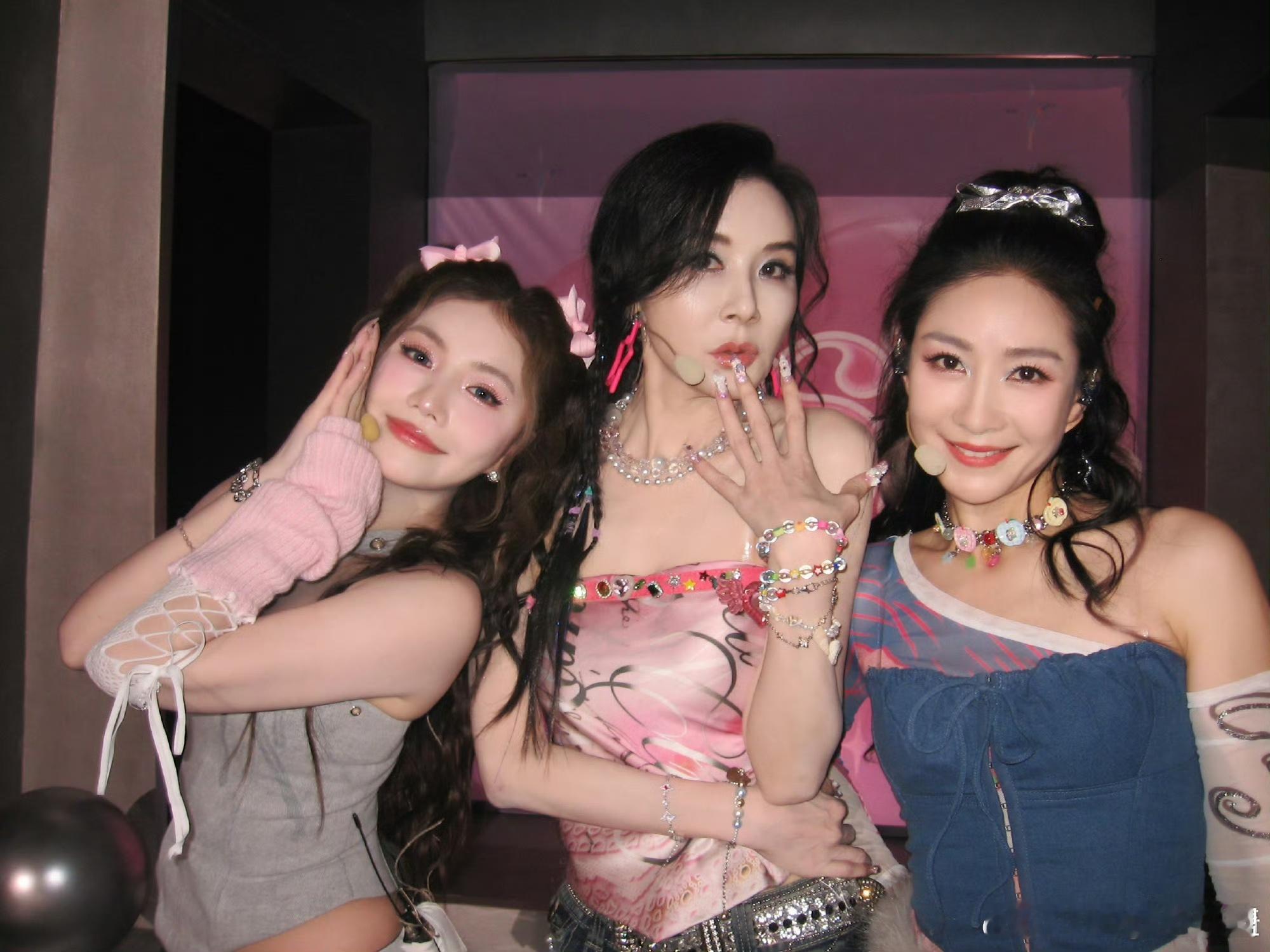 安崎晒安萧鸟队合照发了好多和姐姐们的美照！从组队时大喊“我找到宝了”，到安萧鸟一