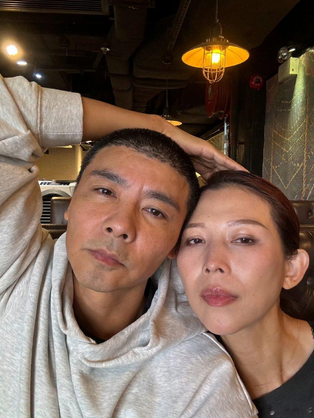#蔡少芬晒与张晋合照#蔡少芬晒与张晋合照，还说自己怎么和他越来越像了，越相处越像