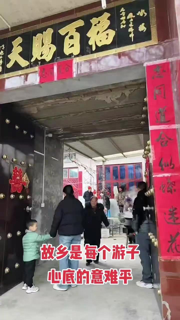 昨天回了一趟老家，离去都匆忙，心底却平添一种陌凉。我的父母早在17年前就已经逝去