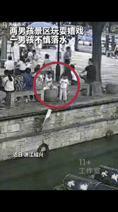 孩子落水之后，男子见义勇为，把孩子从水中救上来了，必须为这个男子点赞。在现实中发