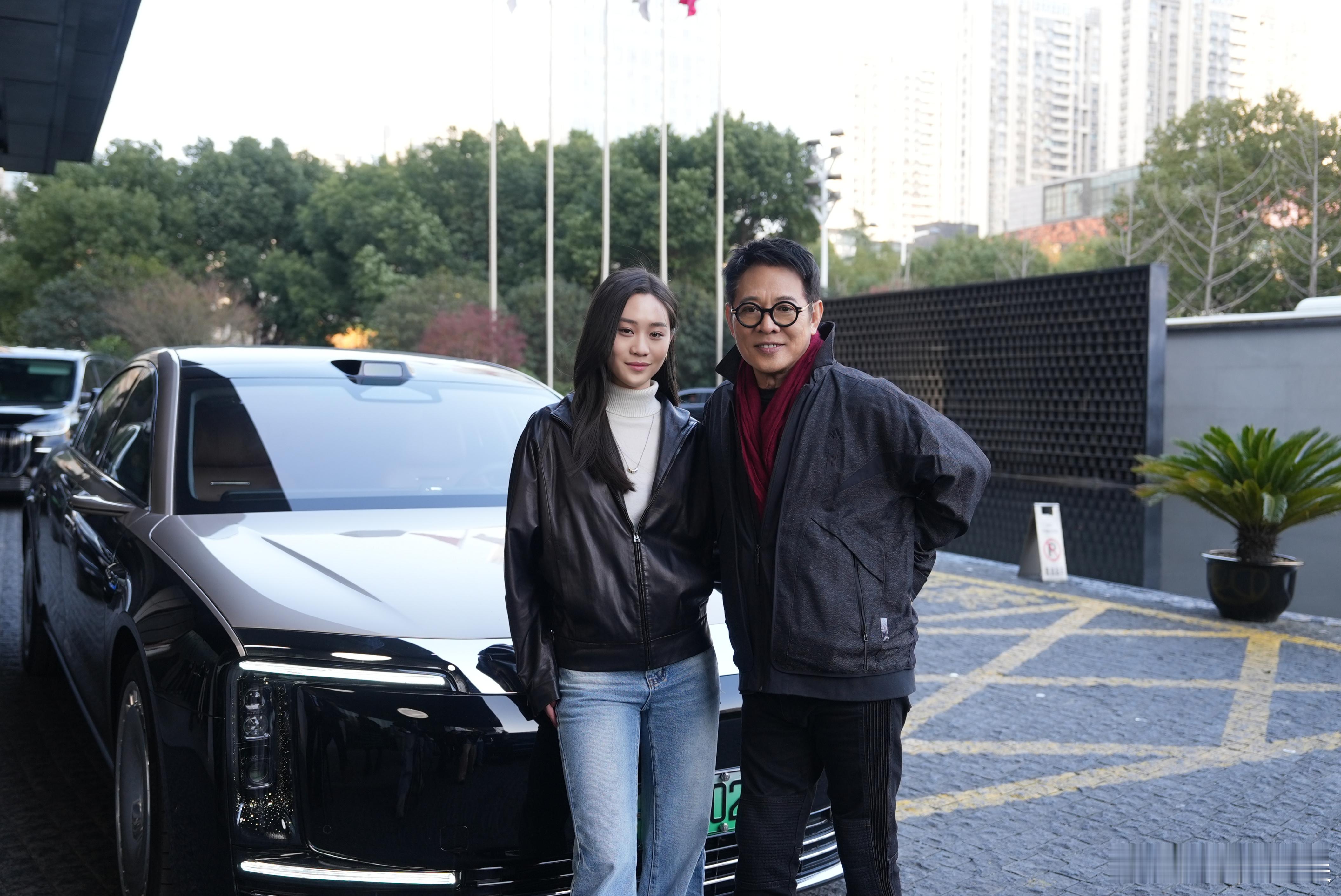 李连杰与女儿同框亮相，画面里满是默契与笑意。女儿在身边一同提新车，那份“老父亲”