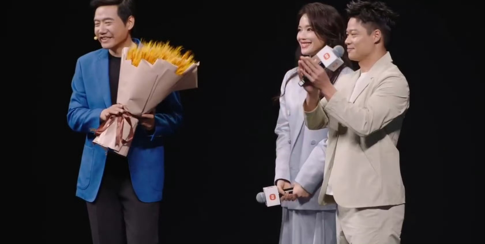 我靠！今晚的小米发布会，两位小米新SU7代言人都来了，这排场够大，不得不说两位代