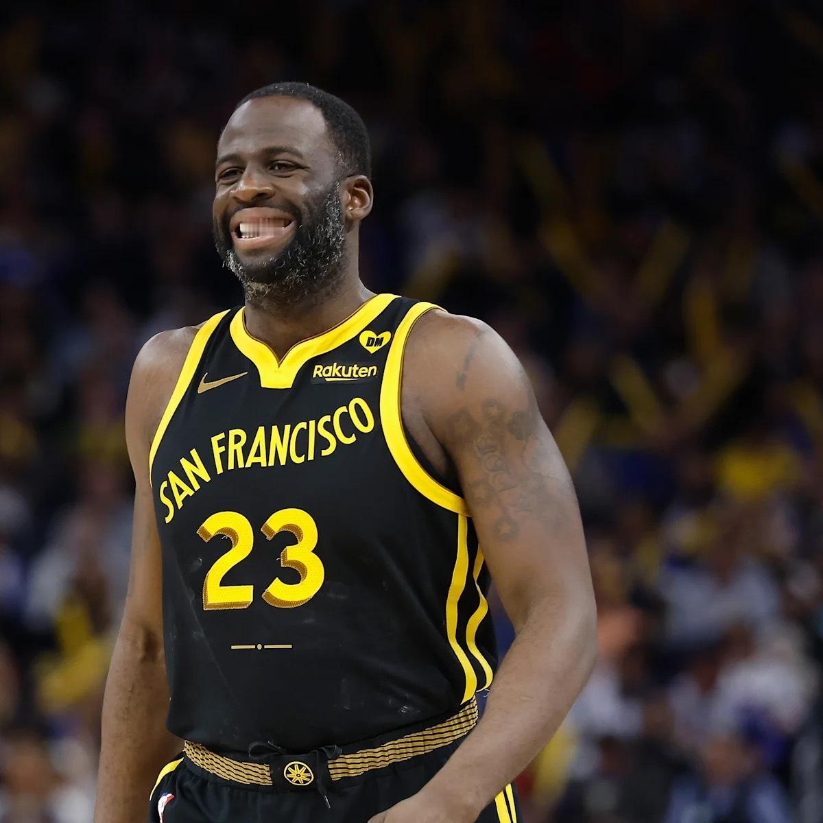 据消息人士透露，德雷蒙德·格林昨晚被驱逐出场后提前离开球馆，去录制他的播客节目。