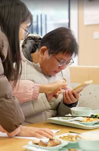 杭州爷爷奶奶的电子饭搭子有点甜社区食堂的新打饭阿姨在长辈中火了年轻人吃饭是手机先