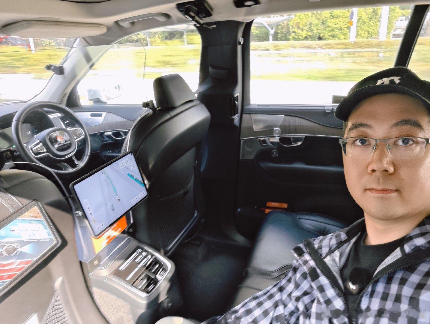 相信今年很多人已经体验过无人驾驶的网约车，未来，已来。PS：舍得开空调，车内无臭