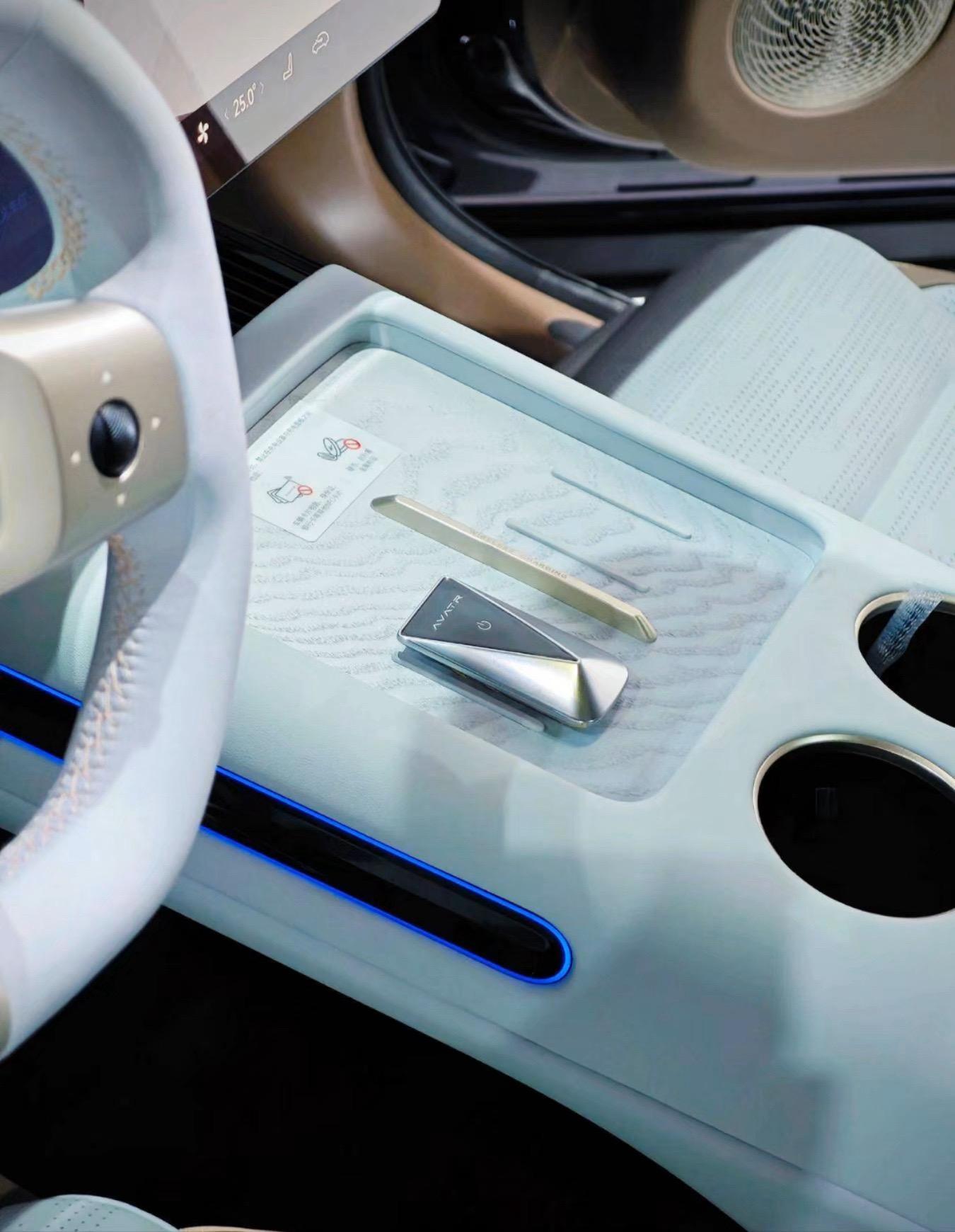 爆料！最新阿维塔07内饰全曝光！ 1️⃣车机系统与保持一致，上市即鸿蒙...