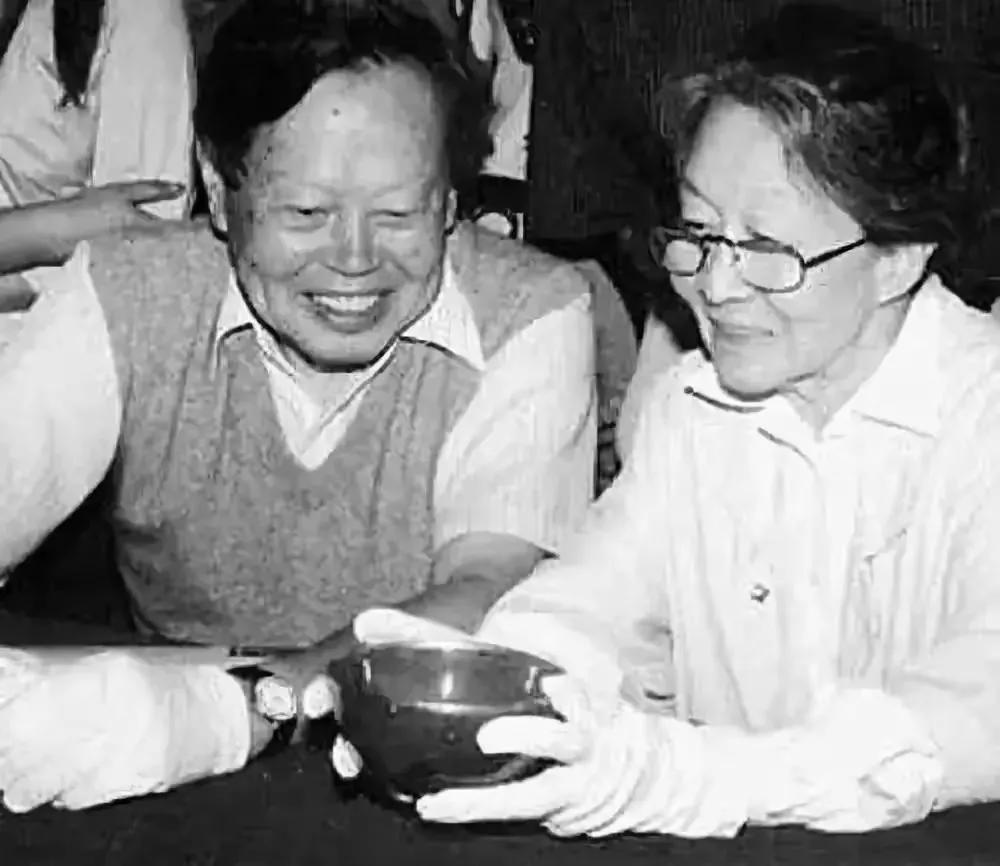 “我死后，翁小姐可以改嫁！”在采访中，面对：“您去世后，希望妻子改嫁吗？”的问题