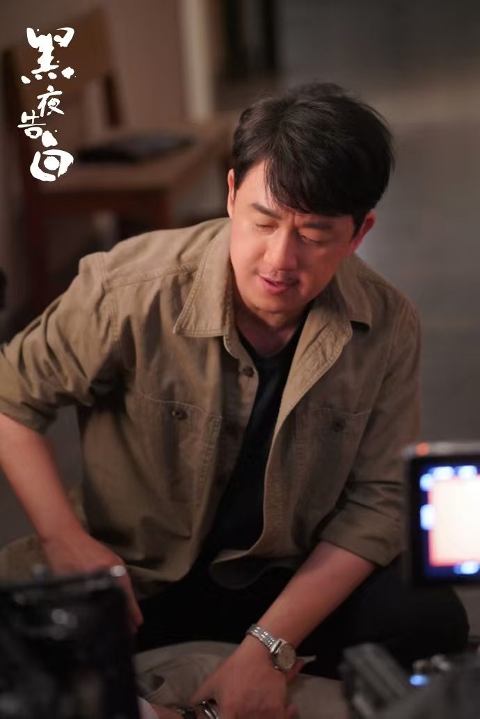 潘粤明在黑夜告白也有神级镜头潘粤明黑夜告白最孤独的一幕持烛立于沉沉夜色之中，潘粤