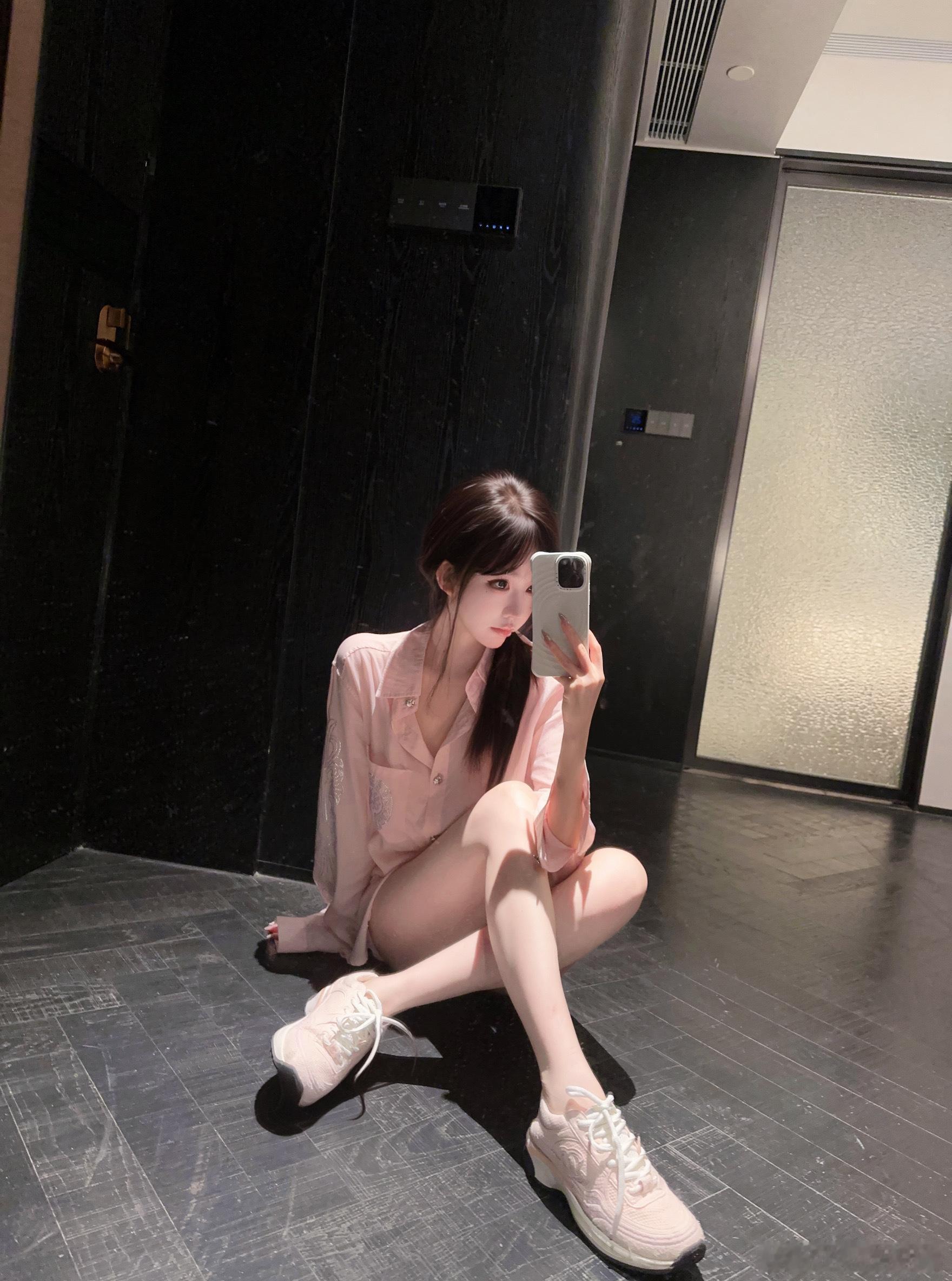 住酒店有个全身镜我能一直拍 ​​​