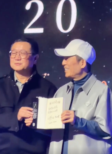 刘慈欣期待张艺谋赋予三体新生命力当三体原著遇上张艺谋的镜头美学，刘慈欣满怀期待，