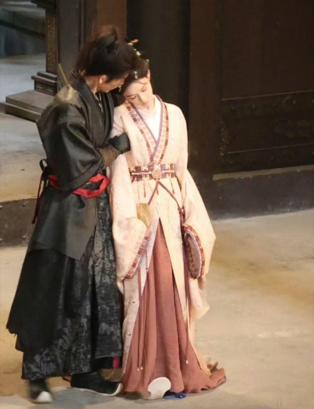 林允《归鸾》路透杀疯了！素衣木簪配魏晋风骨，温瑜的清冷破碎感直接戳心 