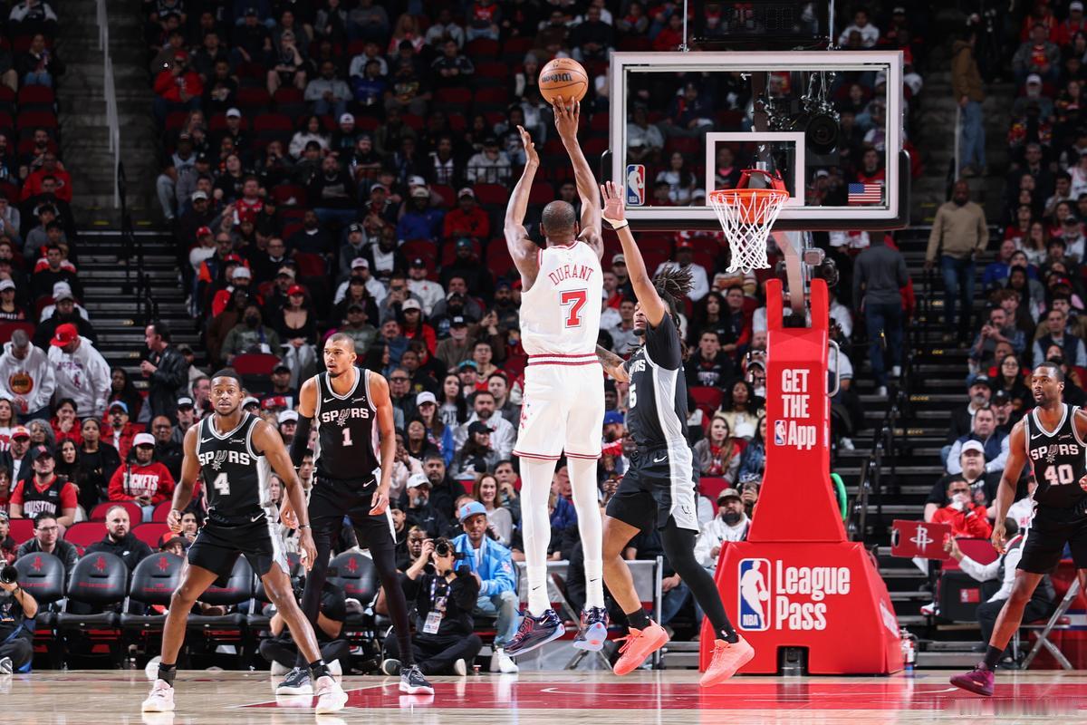 一场24分的替补分差，成为火箭主场崩盘的导火索。1月29日对阵马刺一役，火箭首发