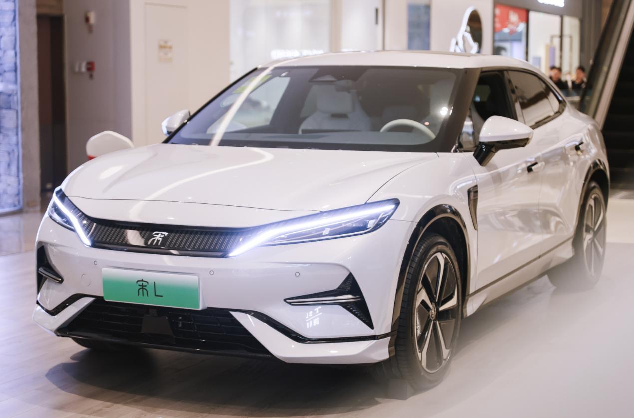 聊聊比亚迪宋L比亚迪宋L是一台猎装风格纯电SUV，低趴宽体造型搭配无框车门，自带