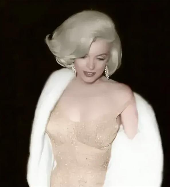 1962年，玛丽莲梦露为了参加肯尼迪的生日宴会，特别定制了镶满2500多颗钻石的