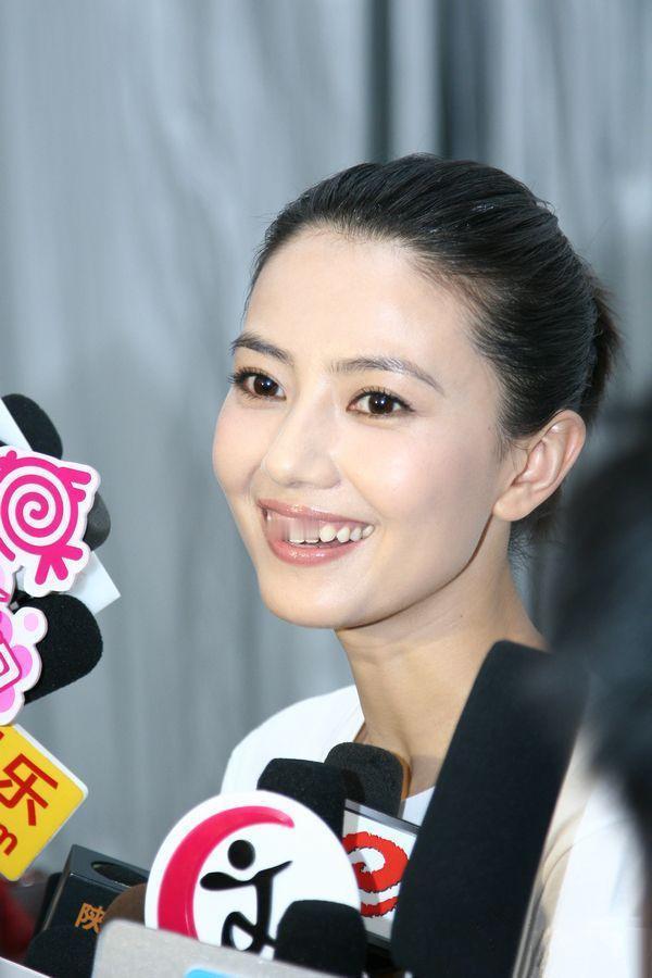 你看她哪怕是被一堆话筒围着，也笑得舒展又松弛，没有刻意的精致感，却自带一种“我就