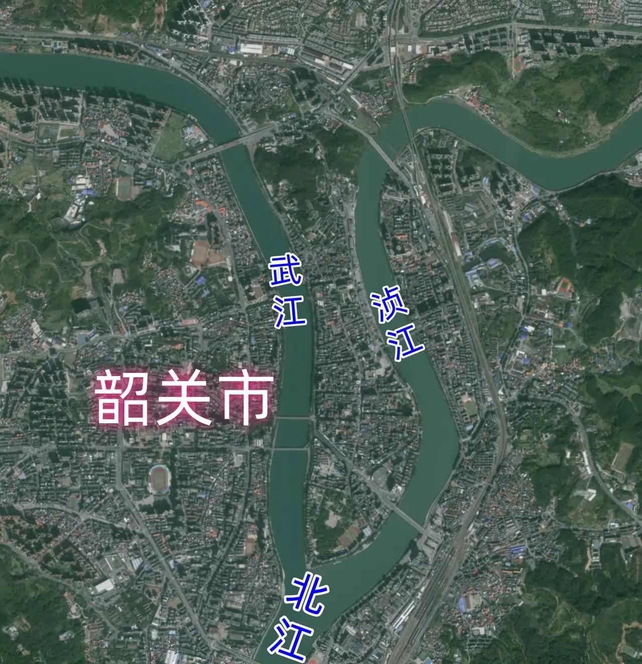 北江和东江有个共同点，源头都有东西两支：北江由浈江和武江组成，两源的长度都是两百