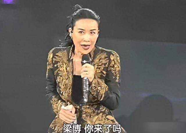 那英穿旧战袍满场寻人，梁博藏角落死活不露面，14年默契成谜