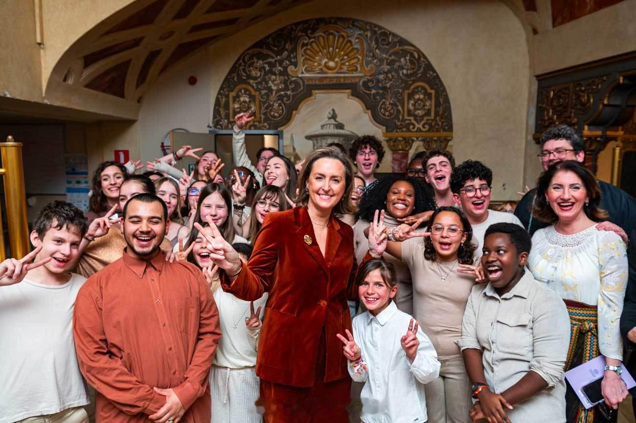 前几天，比利时二王子劳伦特一家欣赏保拉王后基金会的慈善音乐会，双胞胎哥哥尼古拉斯