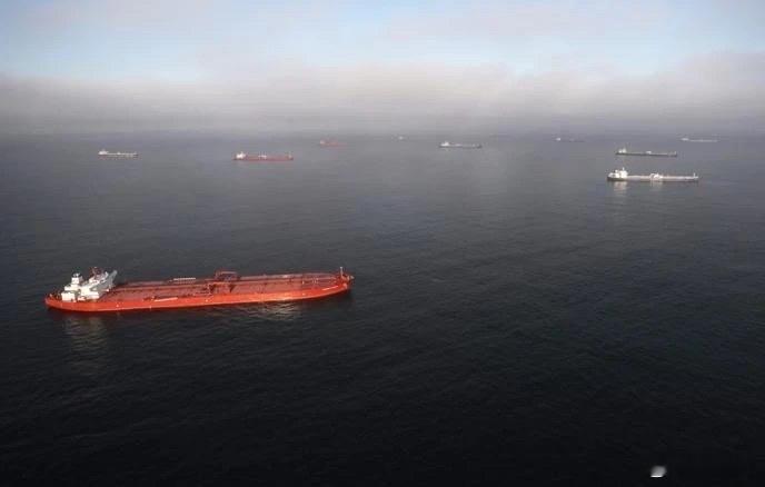 据美国有线电视新闻网(CNN)报道,大约2万名海员和2000艘船只在波斯湾被封锁