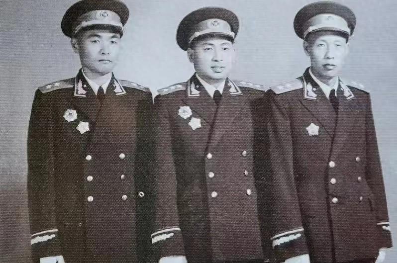 南京军事学院三位同窗珍贵合影，一位身为空军副司令，两位分别成为两大军区司令员！