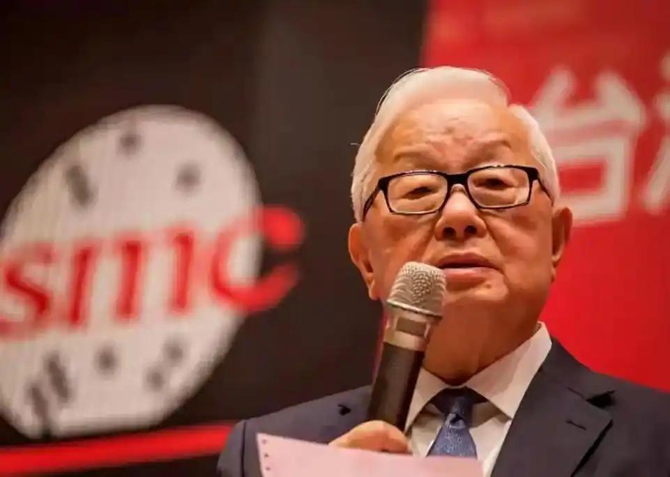 “尴尬了！”
特朗普万万想不到，自己绞尽脑汁从中国台湾地区“抢”来台积电，到最后