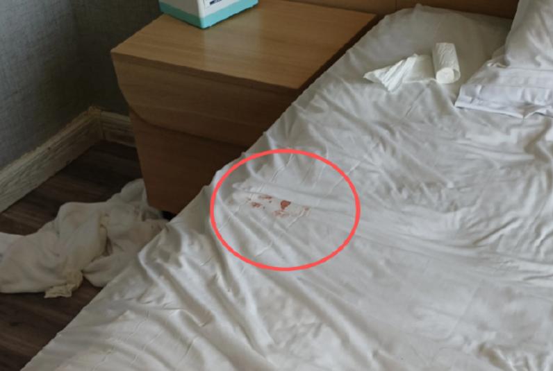 床单上的血迹洗不掉，酒店那句“没看见”更洗不白

陕西西安，一对情侣去酒店里约会