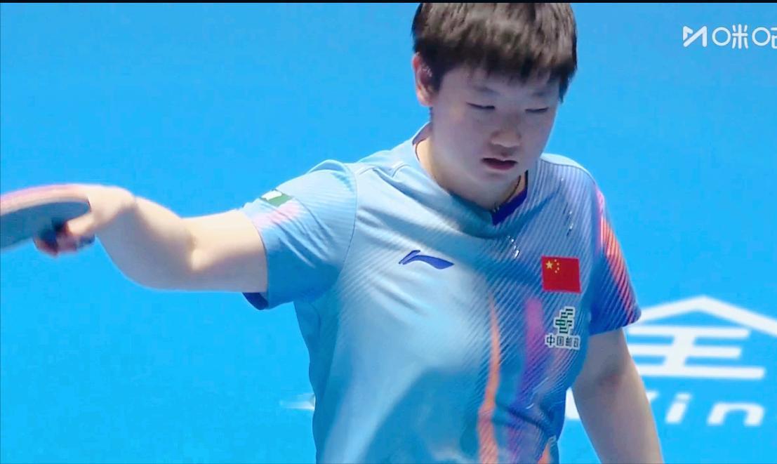 孙颖莎气坏了，有人拿闪光灯照她。

周冠达说：
人在暗处，
有人拿闪光灯照她的时