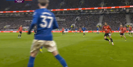 我就说今早的比赛看着有点别扭，原来是格耶穿了一条长筒紧身裤，然后在紧身裤上套袜子