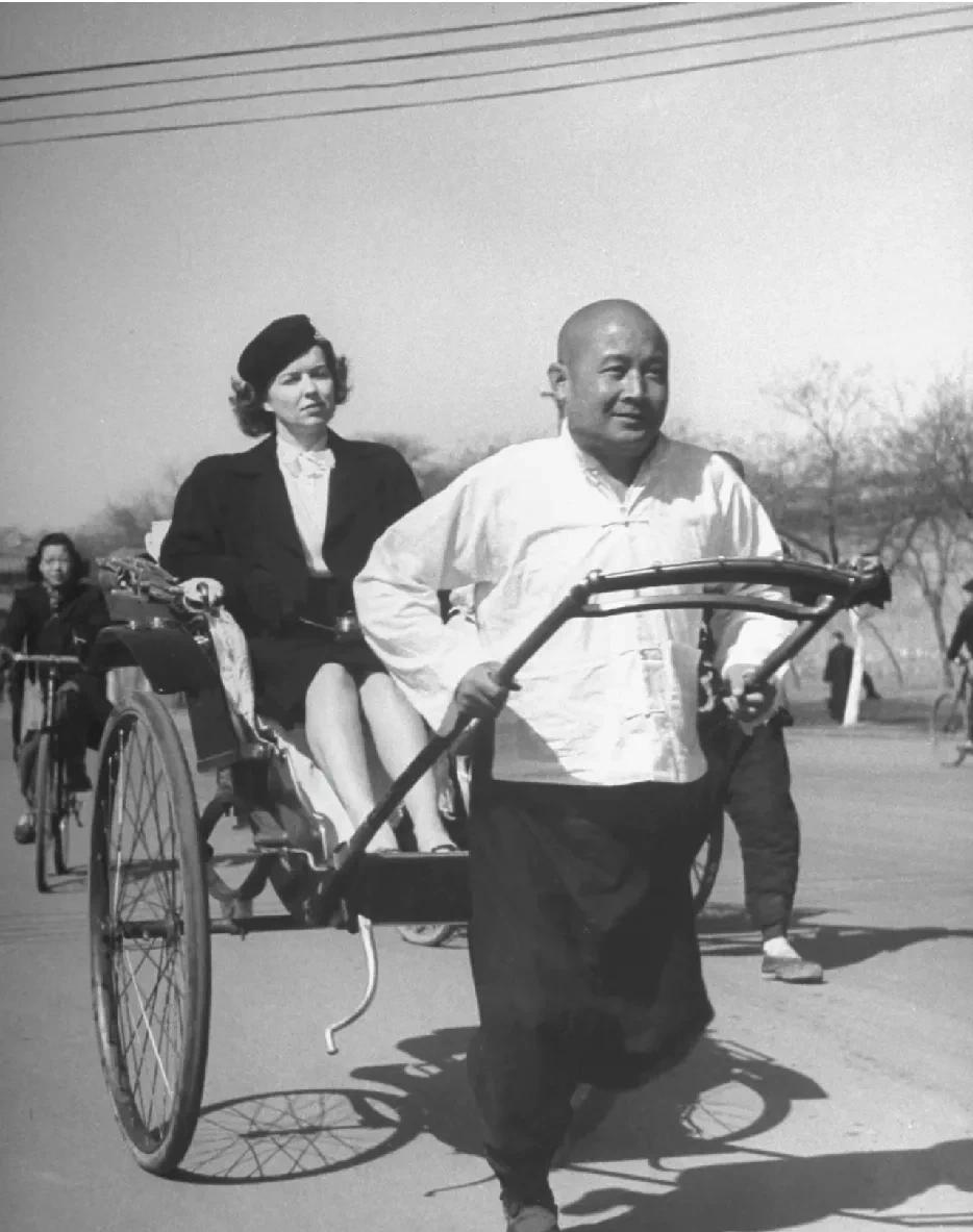 1931年的北京街头，昔日清朝“铁帽子王”晏森正奋力拉着黄包车，健壮的身影在人群