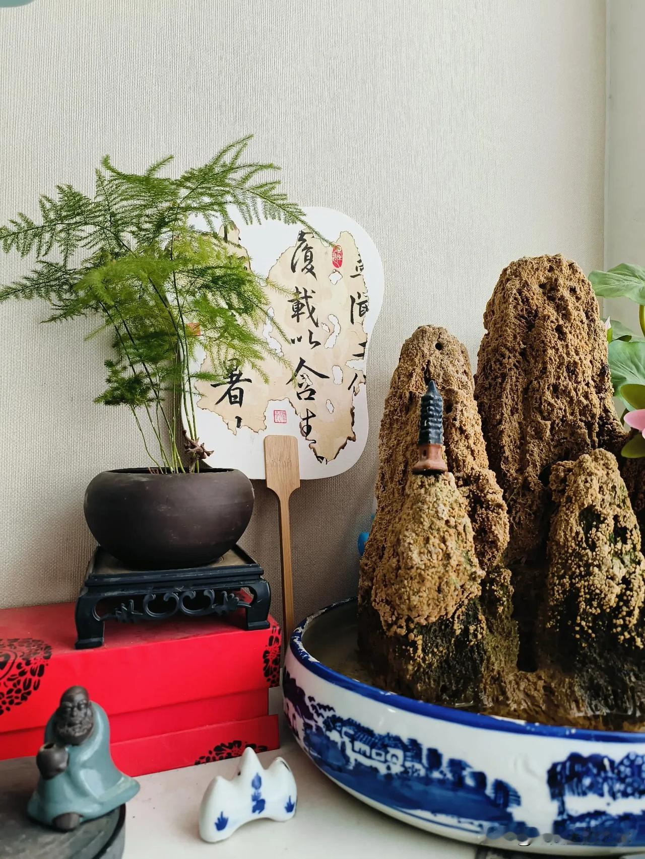 翠玉玲珑，山水相映。#神奇山石美# #赏石万里行#