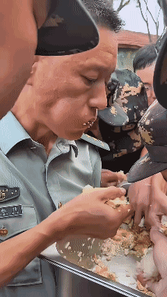 向抗洪抢险的中国人民解放军致敬！👍