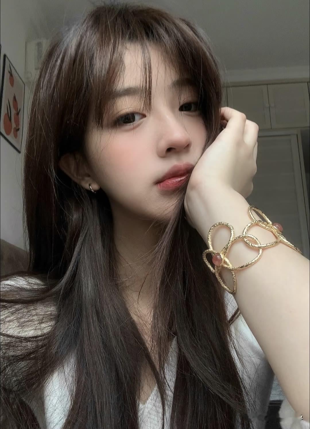 长发美女，靠在墙边，好温柔。长发清纯少女 温柔系长发女