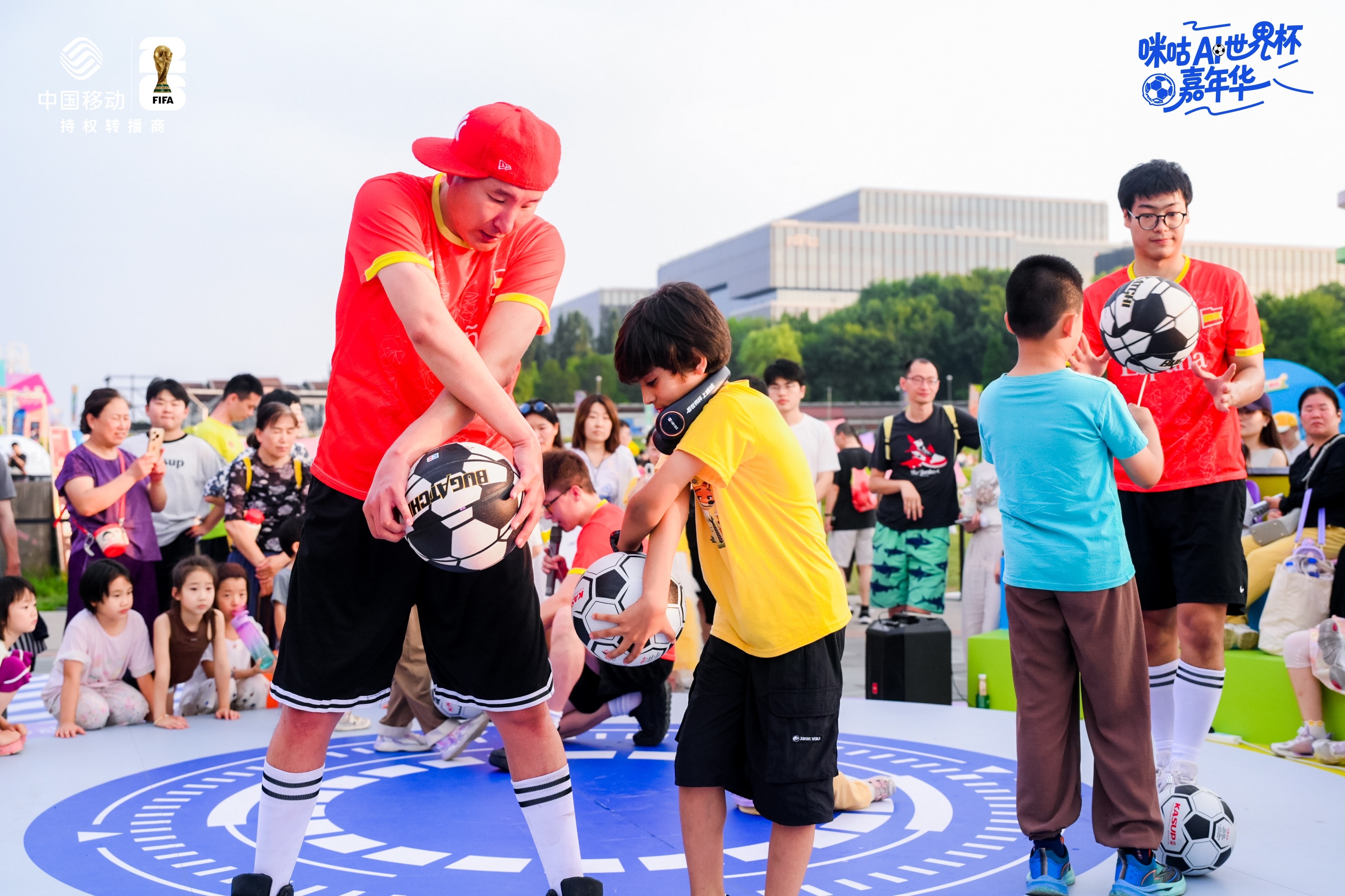 💫#咪咕AI世界杯嘉年华#💫╭┈🏟️球迷们的夏日最高潮❤️🔥┗┈💃足球