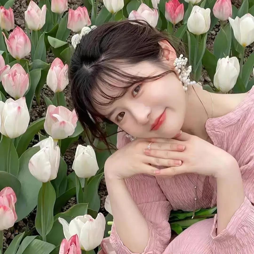 春日花海中的少女，温柔微笑，岁月静好。少女感笑容 美少女的微笑 花海少女照 海边