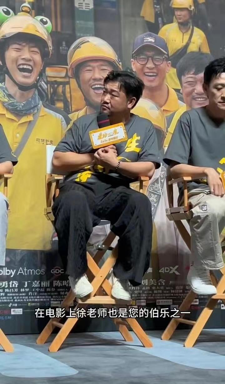 #贾冰 东北人的社交责任感# 贾冰身上真的自带那种东北人的幽默感呀，而且这种社交