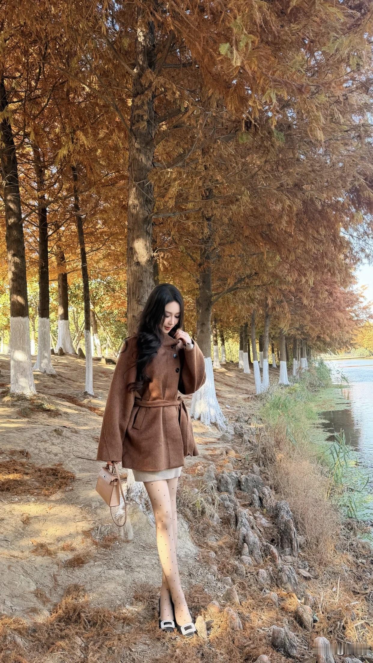 如何通过摄影表现女性的气质美选择合适的场景，比如古典建筑和深秋的季节