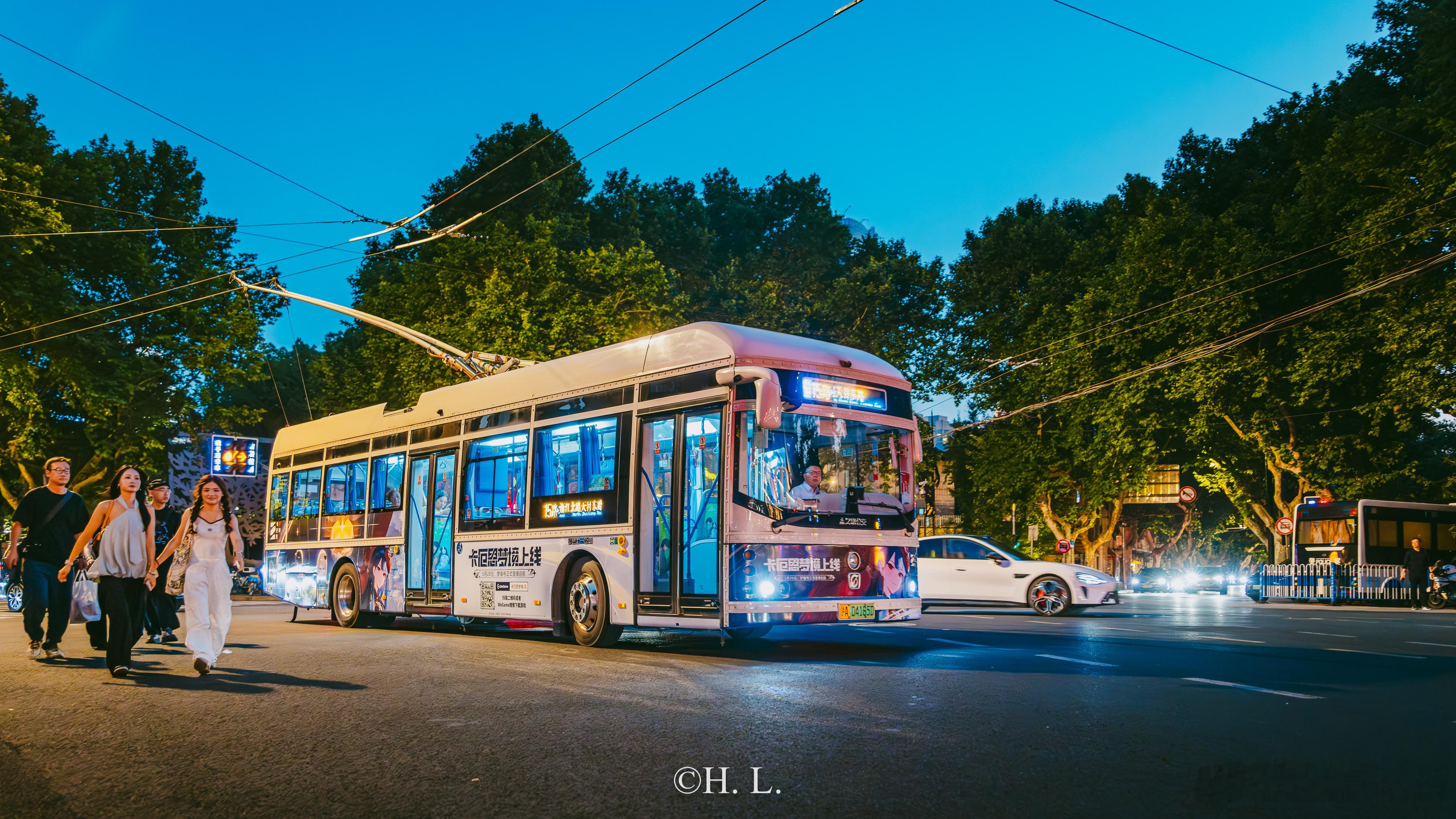 卡厄斯梦境上线无轨电车 15路和20路。广告比较低调，左右配色和内容有所不同。前