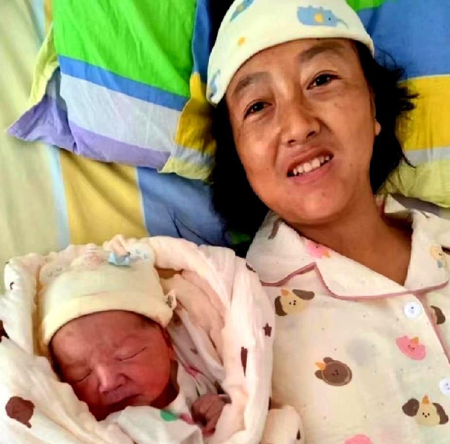 我婆婆50岁怀孕非要生，我23、老公25，儿子都3岁了。
我劝不住，公公一句“这