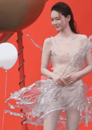 很美的一张脸搞得很不和谐自然，衣服再漂亮也无济于事[震惊][震惊]
关键是这衣服