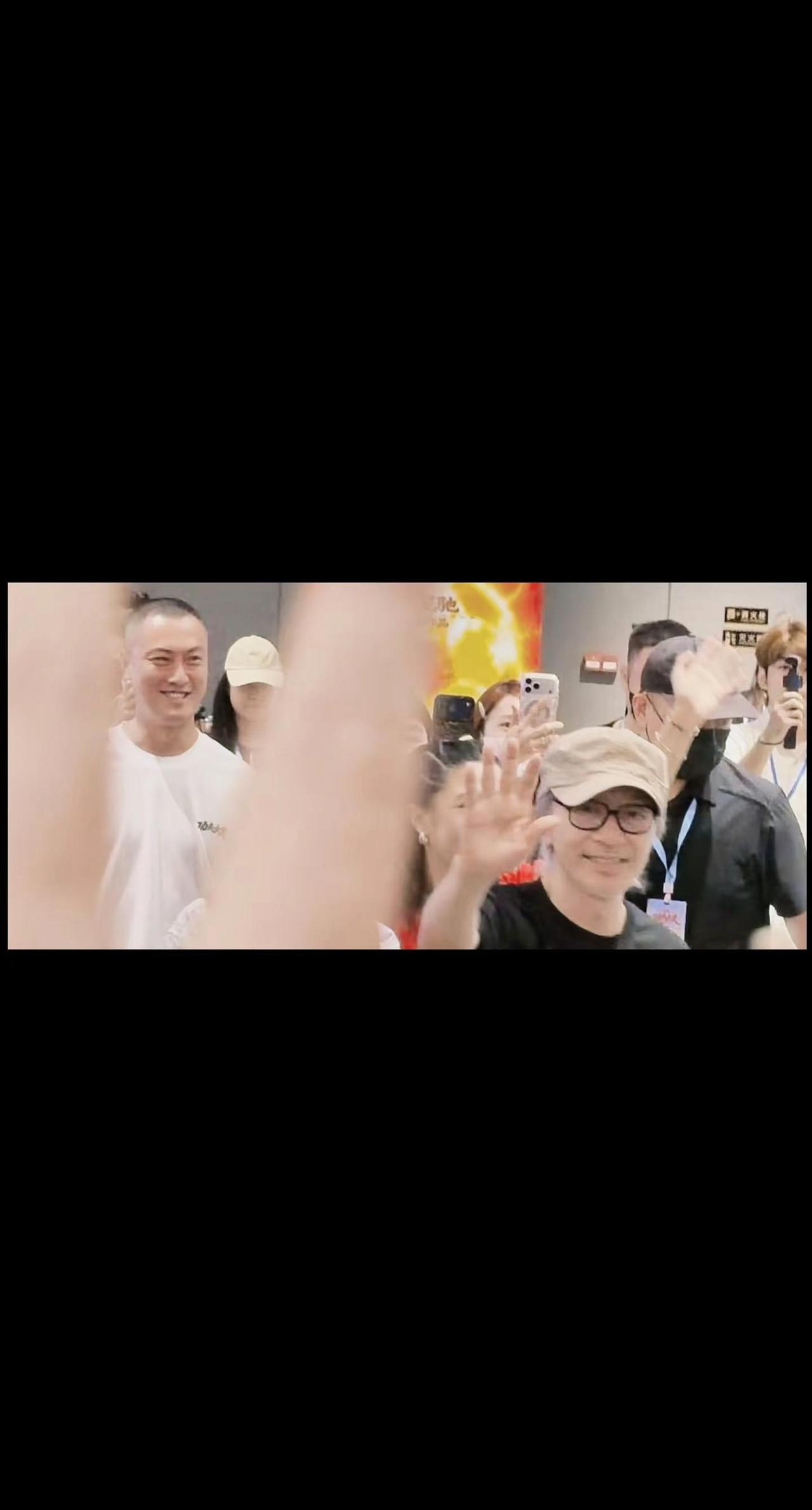 星爷本尊使用如来神掌打招呼这又是多少人的童年和青春回忆啊！周星驰 前奏一响拾起多