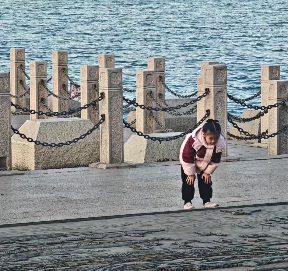 🌊海在石栏外轻轻呼吸，地面的纹路里，藏着光阴与潮水私语的、治愈的秘密。
✨链条