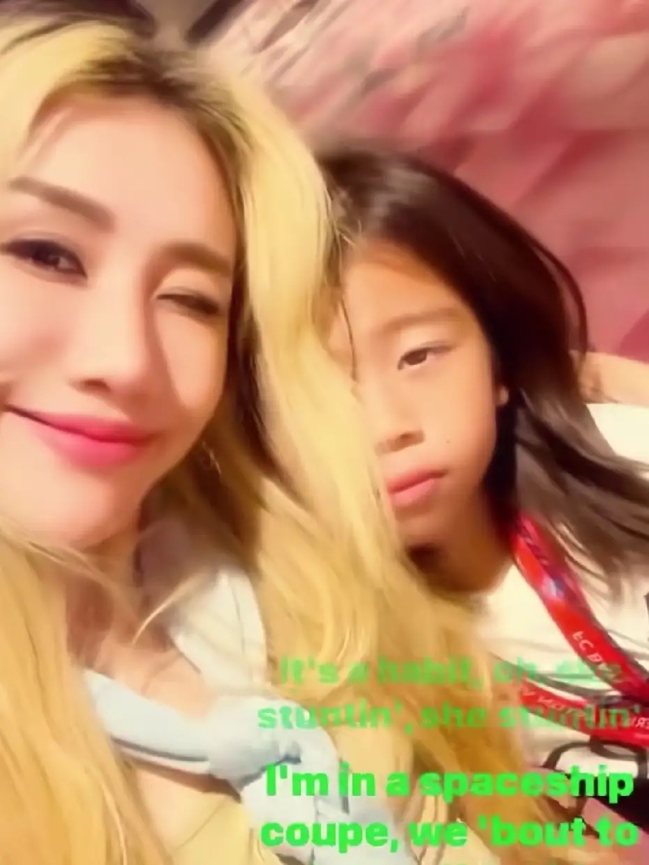 何超盈带女儿看足球赛，小姑娘长得太像她爸了！她简直就是迷你版的辛奇隆，父女俩简直