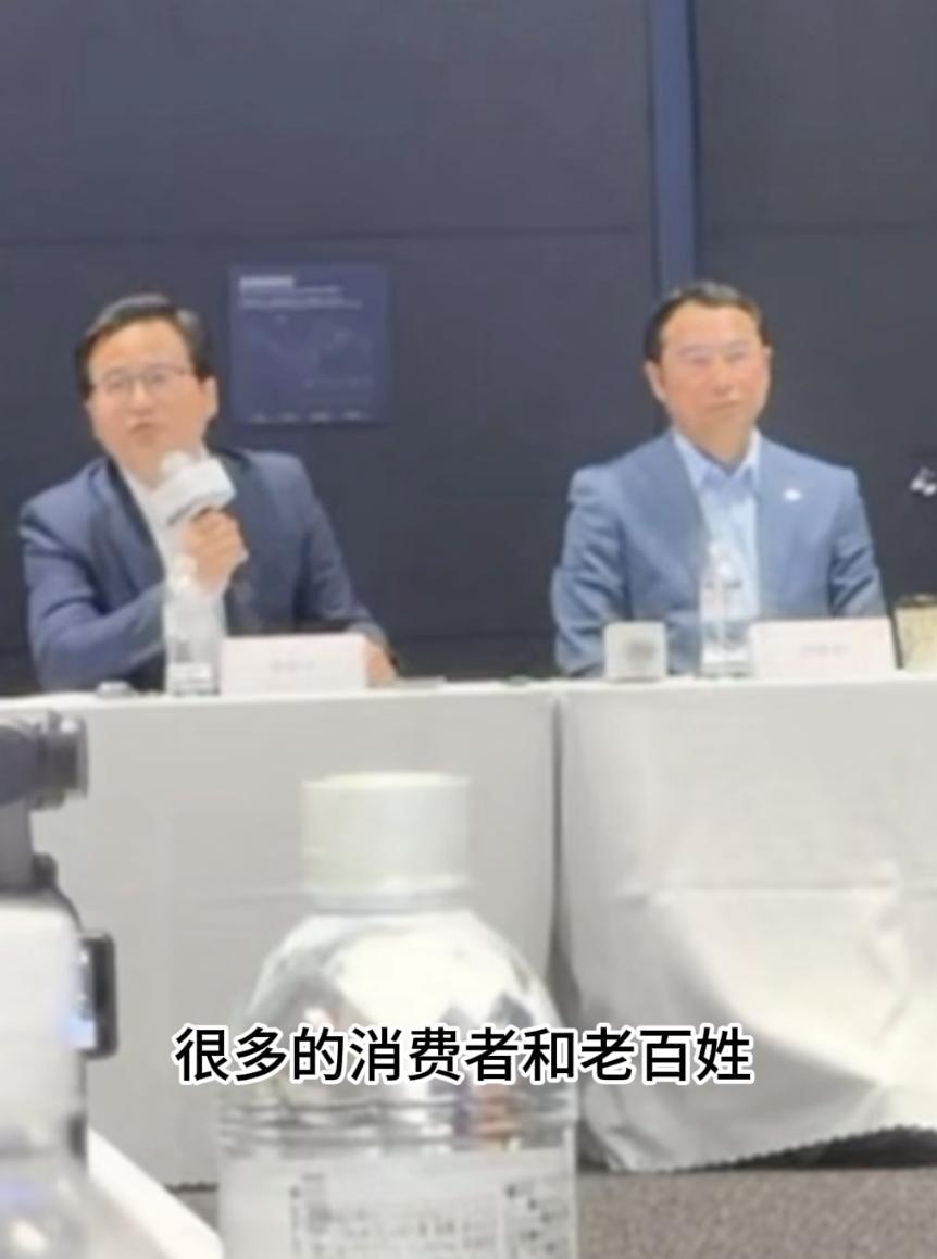 李云飞：比亚迪将坚持磷酸铁锂电池路线
近期，关于电池路线的讨论，再次引发行业关注