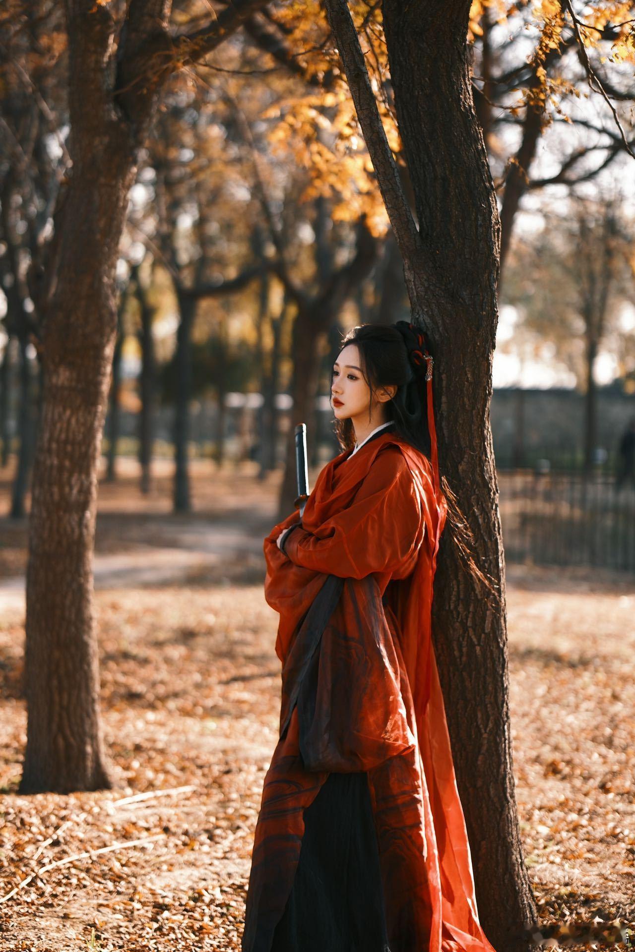 陈天天长安二十四计 这位新人演员的打戏真的很飒！青衣长相配上利落的动作，眼神中透