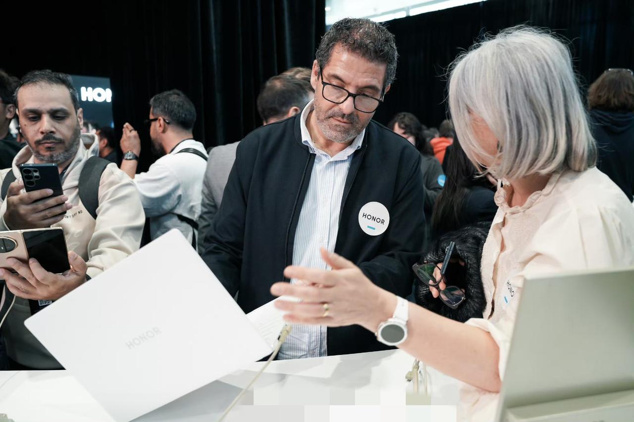 荣耀今年各个产品都很强。
刷新Win本续航纪录的荣耀MagicBook Pro 