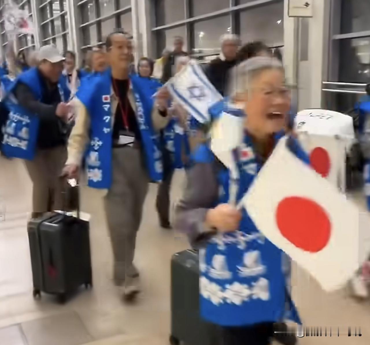 日本旅游团举膏药旗唱歌声援以色列，但给我的感觉却是“腥腥相吸”而非惺惺相惜。据报