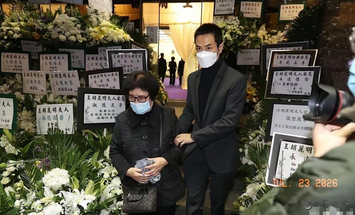 谢贤葬礼那天，所有镜头都盯着谢霆锋和哭到脱妆的狄波拉，没一个人注意到——停车场那