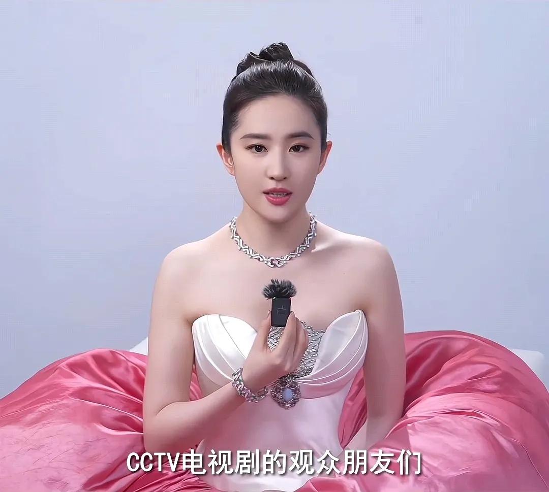 哇！神仙姐姐太美了！

刘亦菲肤若凝脂，面若桃花，珠圆玉润，360度无死角，美得