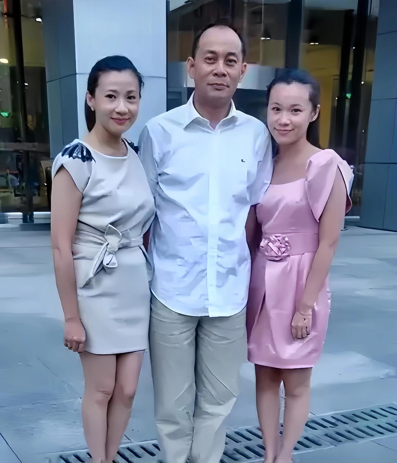 这是张光北与妻子，女儿，在一起的珍贵合影。
张光北身材魁梧，人长的也精神十足，妻