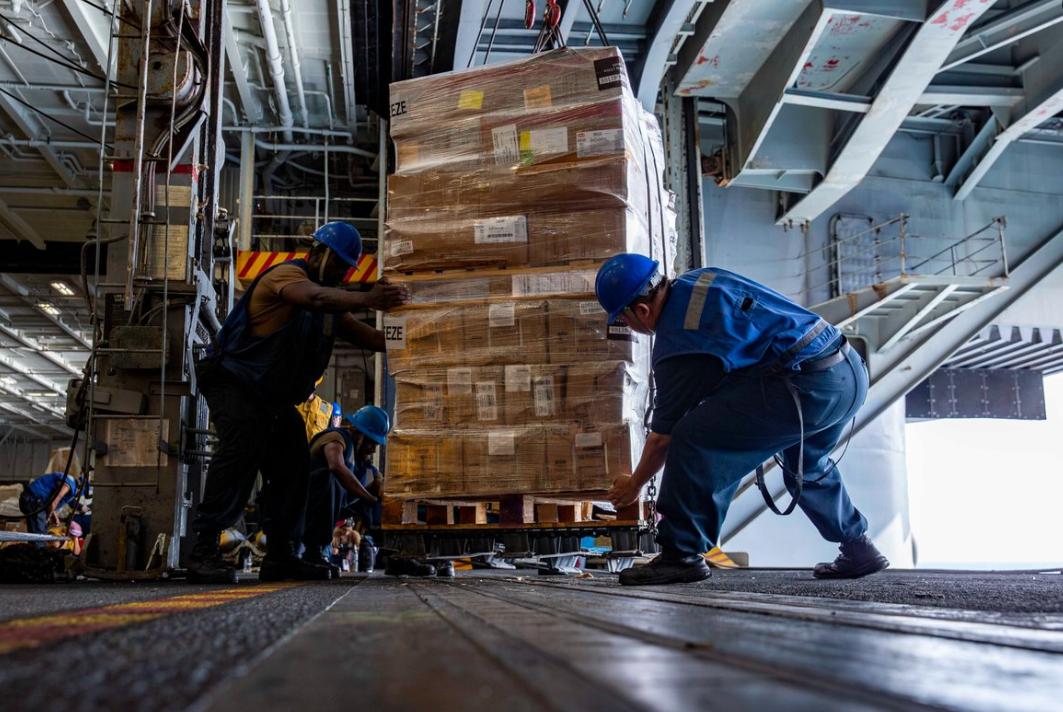 4月18日，美国海军“亚伯拉罕·林肯”号航空母舰（CVN 72）在阿拉伯海与补给